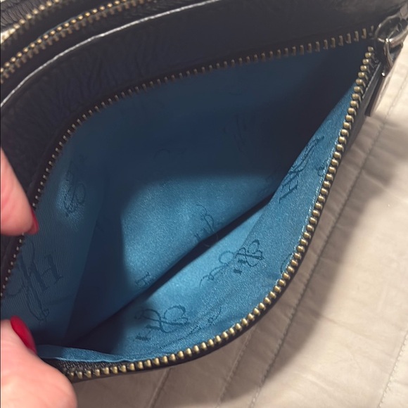 Minimalist Black Leather Crossbody Bag with Adjustable Strap - Picture 5 of 6